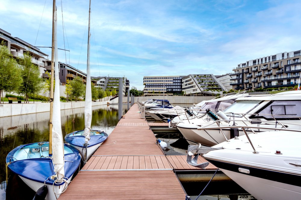 A hlavní místní tahák - marina. Kotvící lodě patří převážně rezidentům.