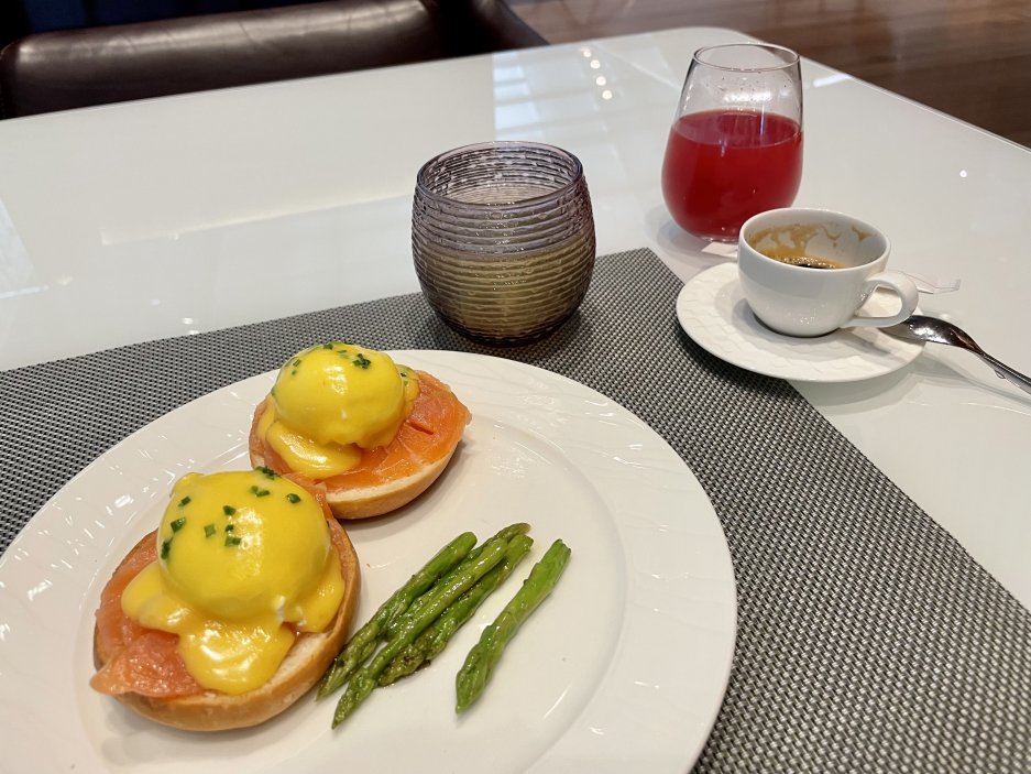 Eggs Royale v salonku Al Mourjan na letišti v Dauhá