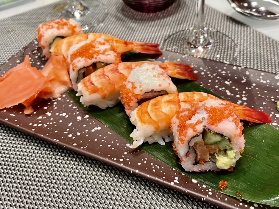 Sushi v salonku Al Mourjan