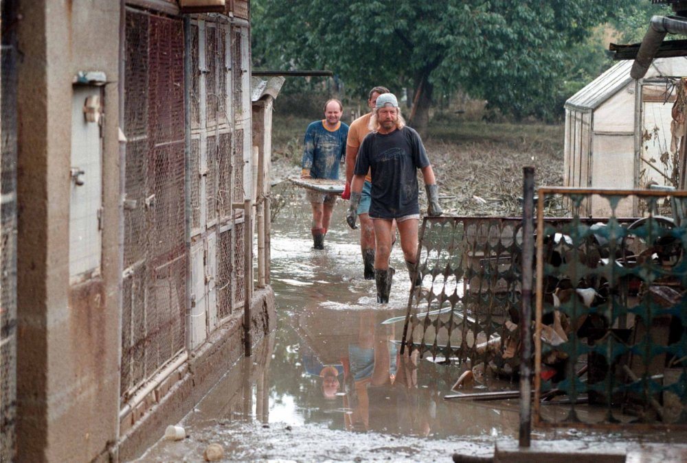  Obyvatelé obce Troubky nad Bečvou likvidují následky záplav. (16.7.1997)