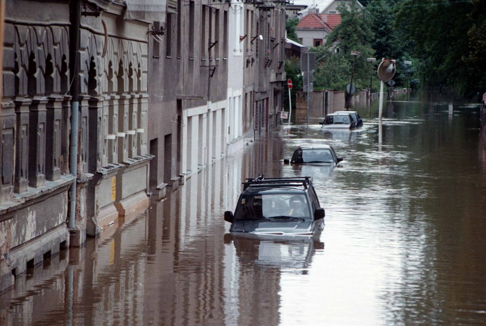 Zaplavené automobily v ulici Hanáckého pluku v Olomouci. (9.7.1997)