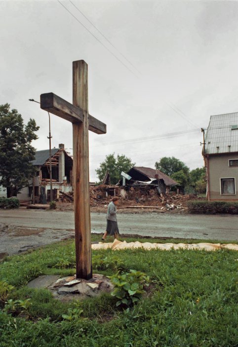 Dřevěný kříž v obci Troubky nad Bečvou (20.7.1997)