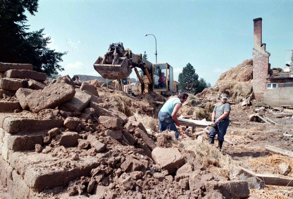 Demoliční práce v obci Troubky, které byly postiženy záplavami. (24.7.1997)