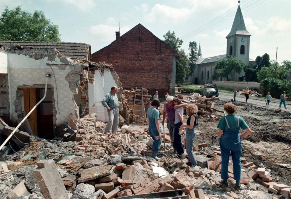 Minuta ticha za postižené záplavami v obci Troubky (během demoličních prací) 27.7.1997