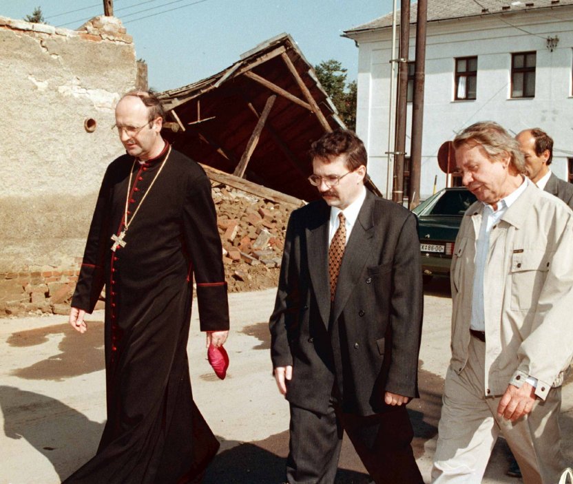 Olomoucký arcibiskup Jan Graubner , tehdejší ministr zemědělství Josef Lux (KDU-ČSL) a tehdejší starosta Troubek procházejí zničenou vsí. (27.7.1997)