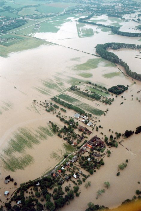 Pohled z letadla na zaplavené oblasti na Přerovsku. (8.7.1997)