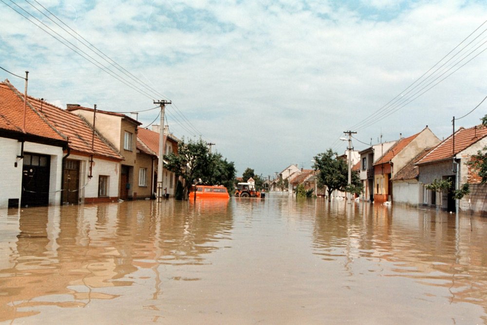 Zaplavené Veselí nad Moravou, čtvrť Miklošť.(9.7.1997)