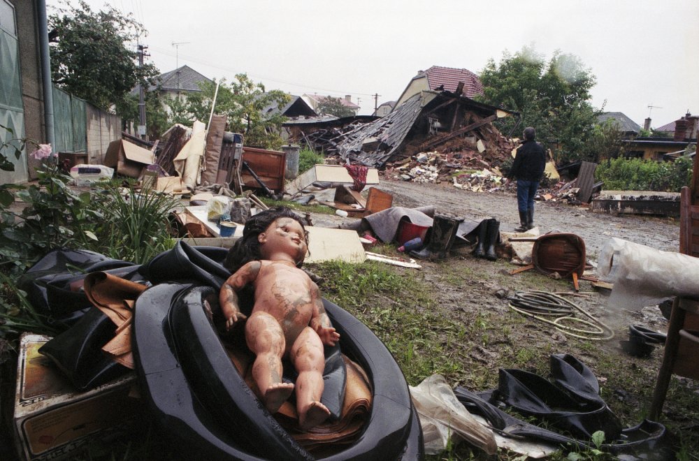 Úklid a sušení zničených věcí po povodni v Troubkách nad Bečvou. (21.7.1997)