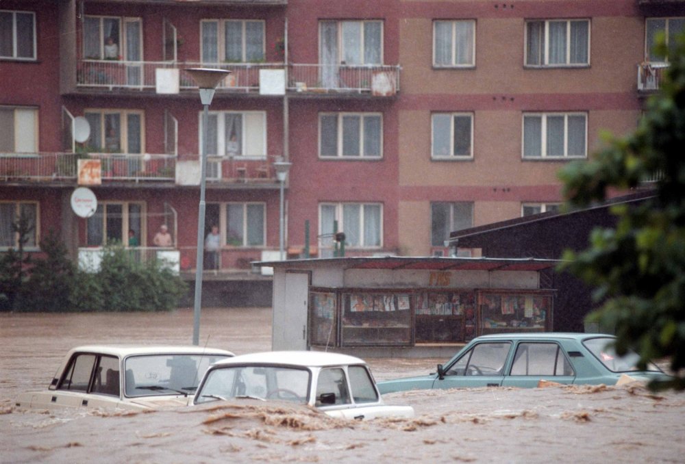 Pohled na zaplavené sídliště pod Cvilínem v Krnově (7.7.1997)