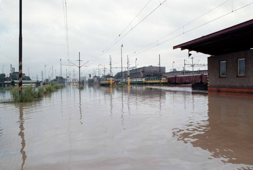 Zaplavené Hlavní nádraží Ostrava. (9.7.1997)