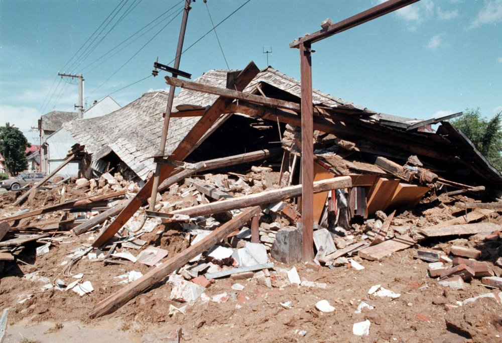 Pohled na zničené domy v Troubkách nad Bečvou.(14.7.1997)