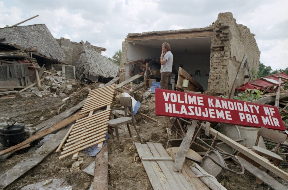 Socialistická budovatelská hesla na rozbořených domech v Troubkách nad Bečvou. (14.7.1997)