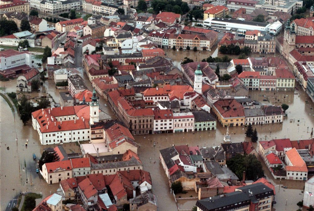  Letecký pohled na zaplavené centrum města Uherské Hradiště. (13.7.1997)