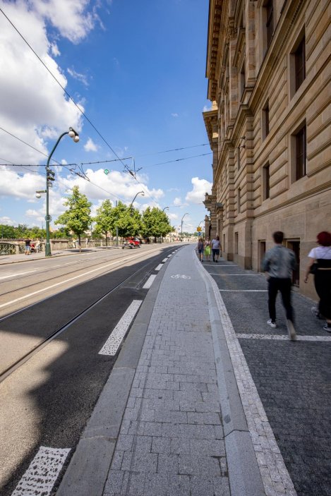 Od budovy Hollaru se posunula přímo pod Národní divadlo.