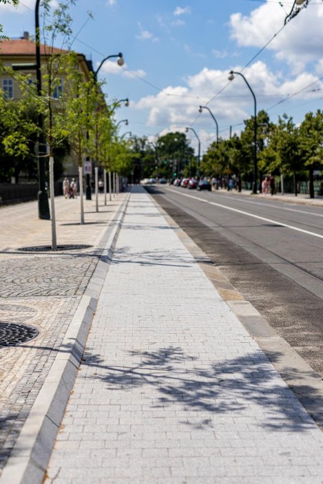 Došlo i na změnu umístění tramvajových zastávek.