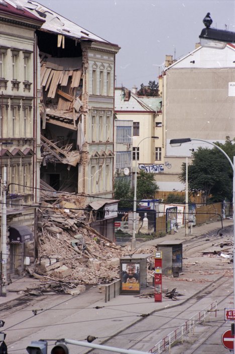 Pražský Karlín, který 13. srpna 2002 zaplavila rozvodněná řeka Vltava. Na snímku je Sokolovská ulice po opadnutí vody, a zřícený dům naproti stanici tramvaje MHD a metra Florenc.