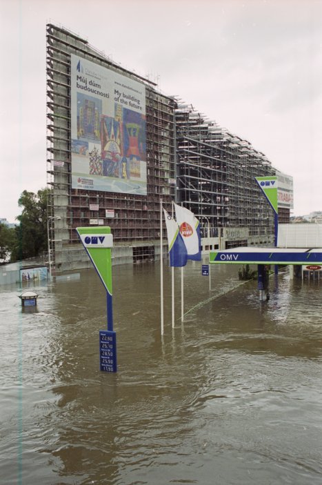 Pražský Karlín, který 13. srpna 2002 zaplavila rozvodněná řeka Vltava. Na snímku je zaplavená ulice Rohanské nábřeží, rozestavěný Danube House a čerpací stanice OMV.