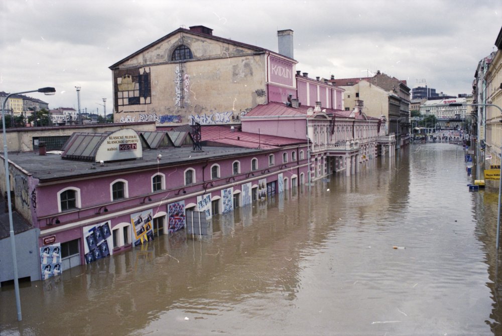 Pražský Karlín, který 13. srpna 2002 zaplavila rozvodněná řeka Vltava. Na snímku je Hudební divadlo Karlín a zaplavená Křižíkova ulice, pohled směrem na Florenc.