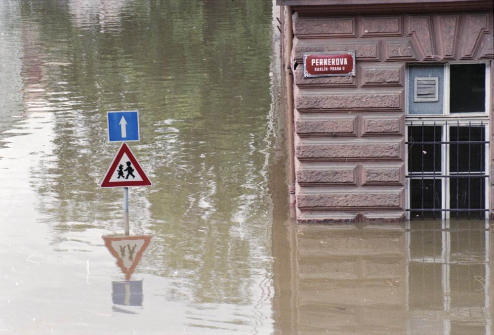 Pražský Karlín, který 13. srpna 2002 zaplavila rozvodněná řeka Vltava. Na snímku je z vody vyčuhující dopravní značka na rohu ulic Pernerova a Peckova.