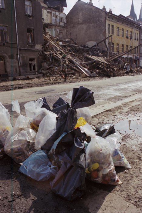 Pražský Karlín, který 13. srpna 2002 zaplavila rozvodněná řeka Vltava. Na snímku jsou igelitové pytle s odpadky, zřícený dům v Křižíkově ulici, vpravo v rohu jsou vidět věže kostela sv. Cyrila a Metoděje.