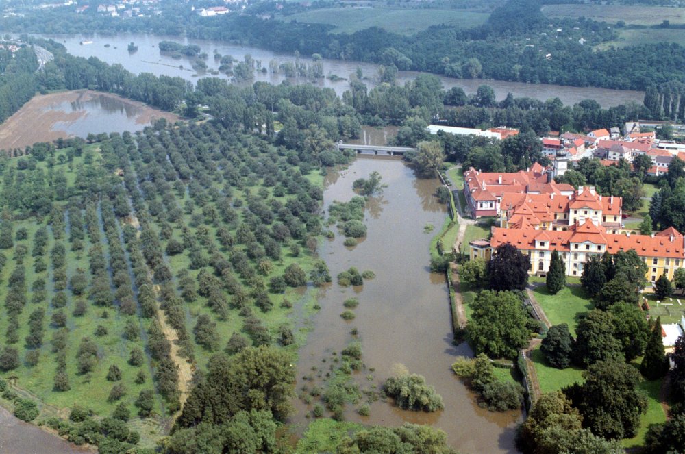 Rozvodněná Vltava v okolí zámku v Praze-Zbraslavi 9. srpna 2002.