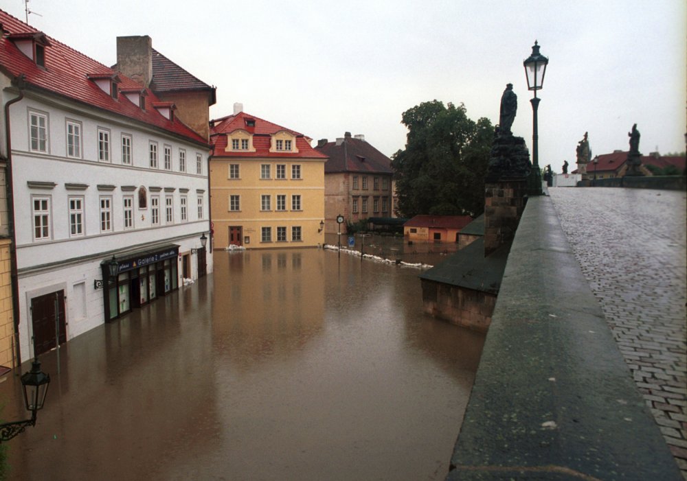 Zatopená pražská Kampa v srpnu 2002.