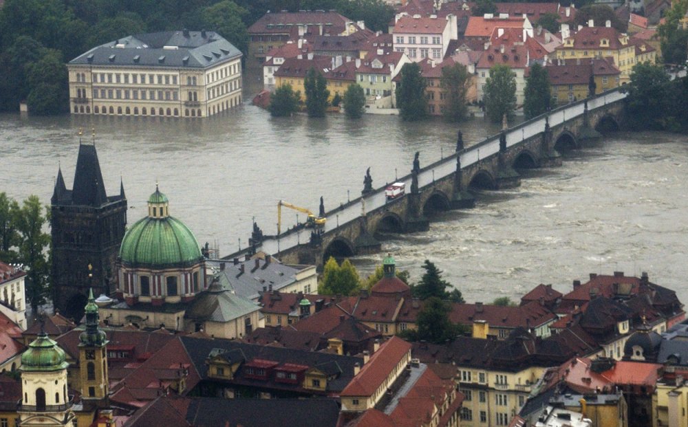 Rozvodněná Vltava u Karlova mostu v Praze 13. srpna 2002.