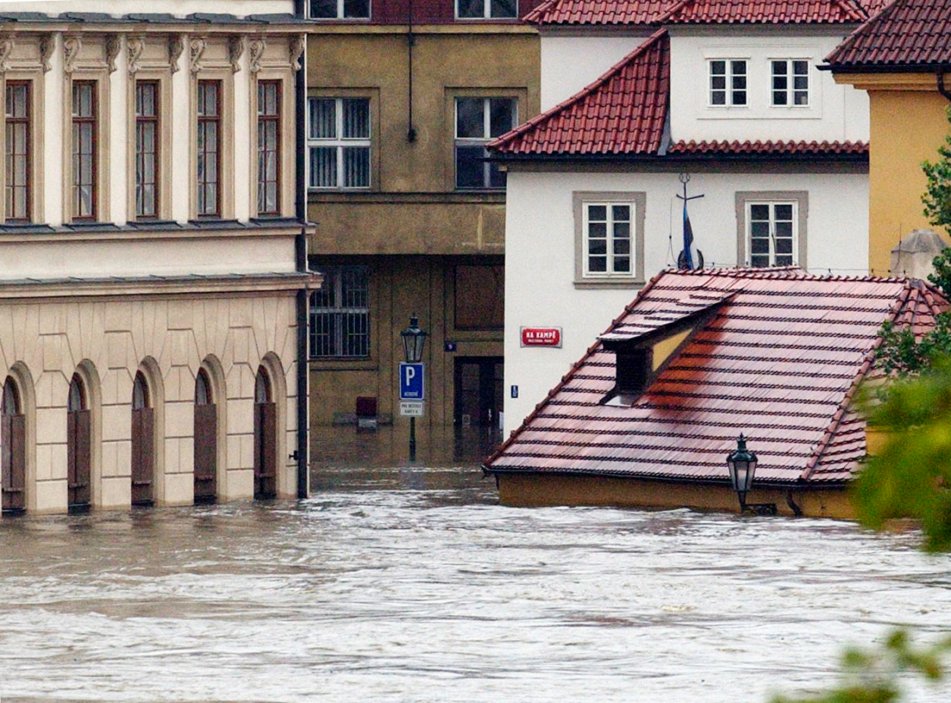 Zákoutí pražské Kampy 13. srpna 2002 odpoledne. Povodeň Kampu už v té chvíli zcela zaplavila, když překonala některé z protipovodňových hrází.