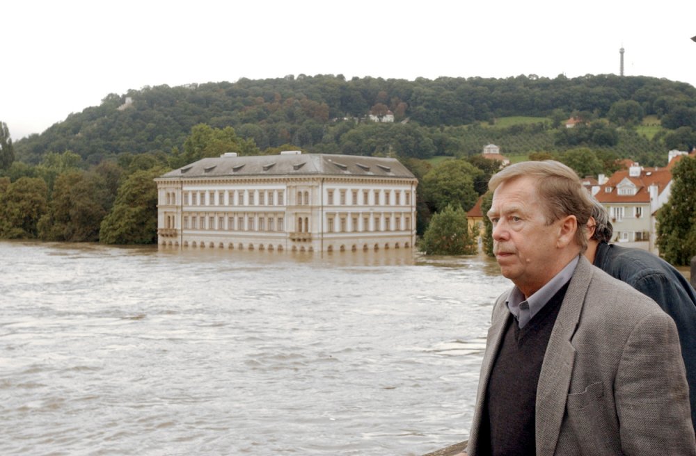 Tehdejší prezident Václav Havel na Karlově mostě při prohlídce kulminující Vltavy 14. srpna 2002.