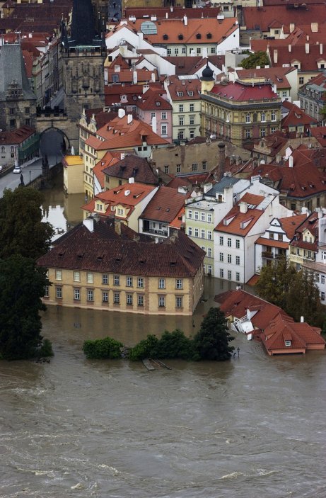 Letecký pohled na zaplavenou pražskou Kampu 14. srpna 2002 odpoledne.