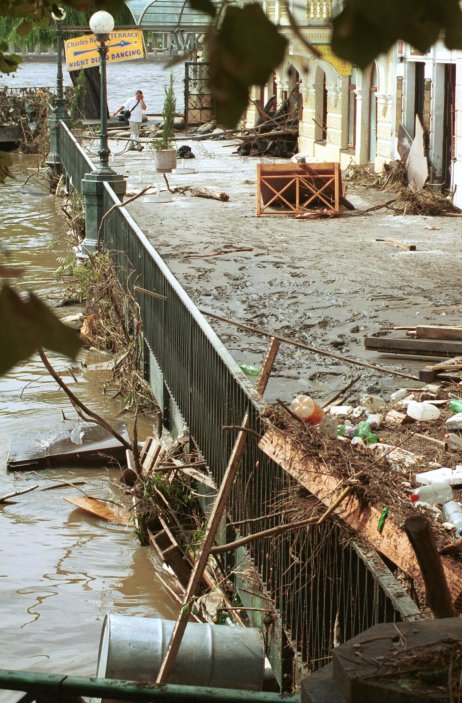 Novotného lávka v centru Prahy 16. srpna 2002.