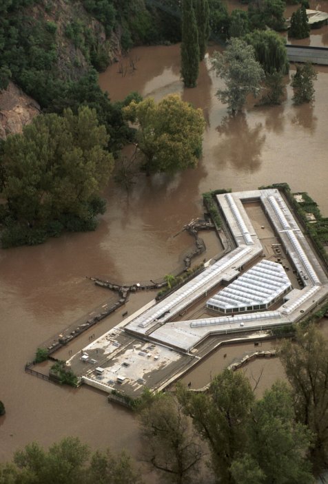 Letecký pohled na nový pavilon šelem v pražské ZOO, zaplavený Vltavou během povodní v srpnu 2002.