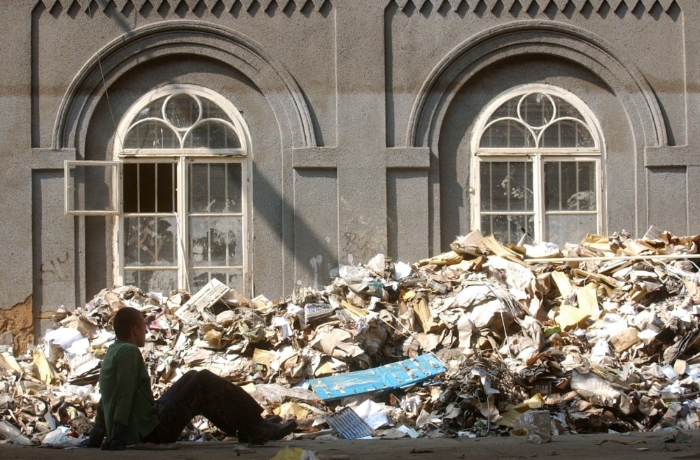 Odklízení nepořádku a sutin v Praze-Karlíně i jinde trvalo týdny. (26. srpna 2002)