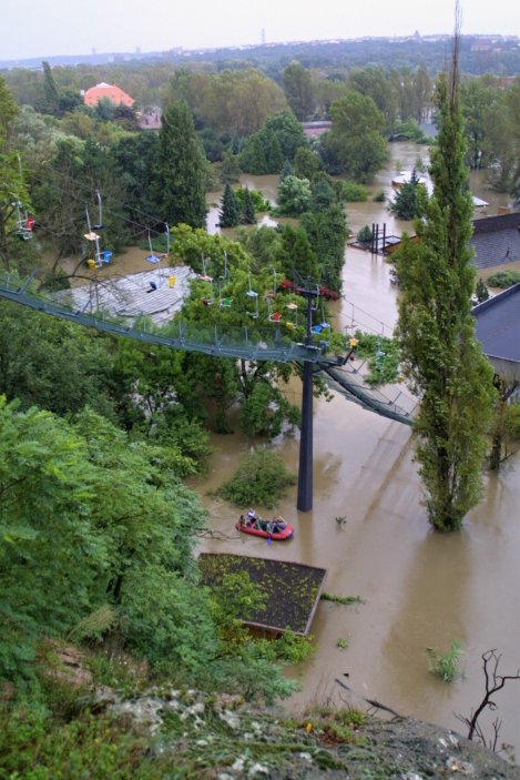 Záplavy v srpnu 2002 v pražské zoologické zahradě v Troji.