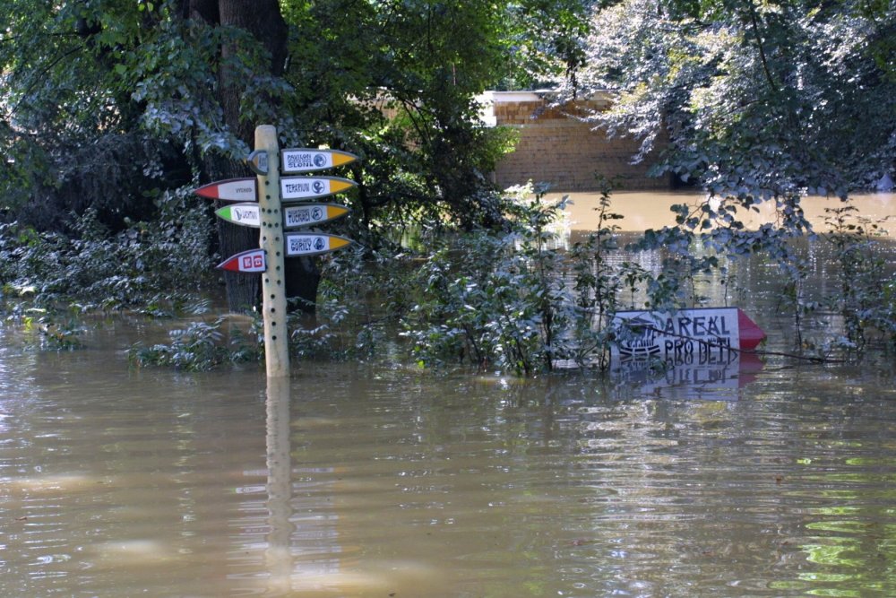 Záplavy v srpnu 2002 v pražské zoologické zahradě v Troji.