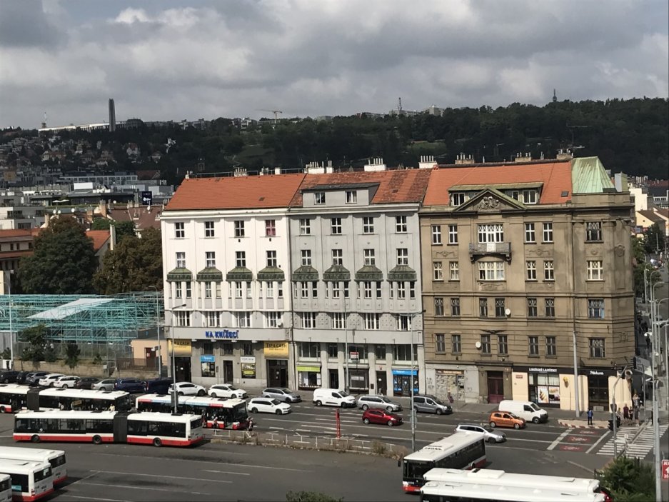 Pozemek, na němž je autobusové nádraží, patří městské části Praha 5. A po jeho uvolnění je ideálním místem pro výstavbu veřejné budovy.