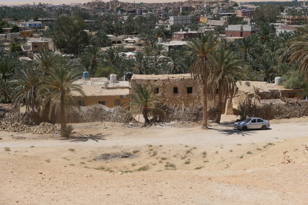 Oáza Siwa se nachází asi 20 kilometrů od hranic s Libyí a asi pět hodin cesty autem od Marsa Matrou. 