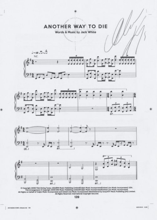 Podepsaná partitura k ústřední melodii snímku Quantum of Solace (2008), podepsaná skladatelem Jackem Whitem a zpěvačkou Aliciou Keys. Odhadovaná cena tři až pět tisíc liber.