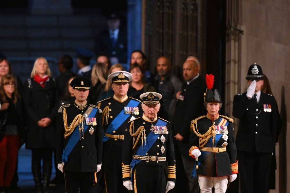 Nový britský král Karel III. a jeho sourozenci, princové Andrew a Edward a princezna Anna stojí 16. září před katafalkem s ostatky své matky, královny Alžběty II. ve Westminsterském paláci.