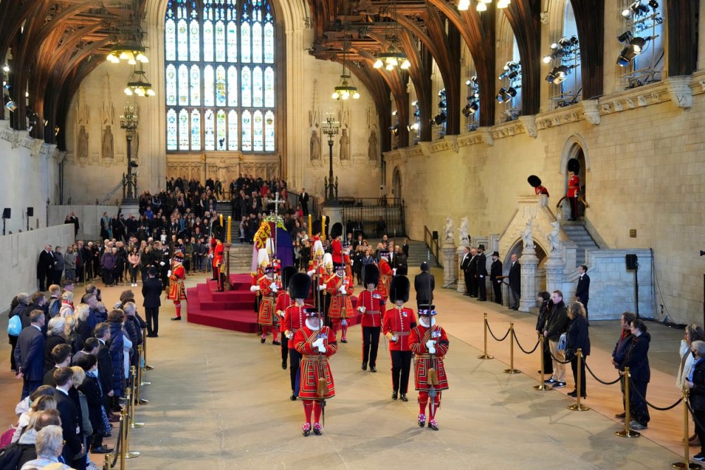 Královská stráž stojí 17. září před katafalkem s ostatky zesnulé britské královny Alžběty II. umístněném ve Westminsterském paláci.