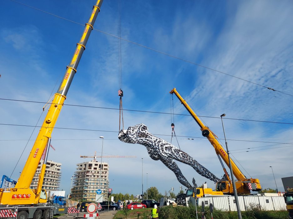 Celkem budou u domu tři nové sochy Davida Černého – ruka, noha a žena.