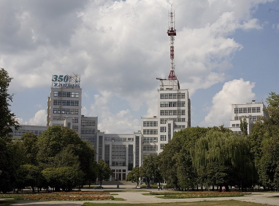 Výška budovy Derzhprom je 63 metrů. S televizní věží přidanou v roce 1955 to bylo 108 metrů.