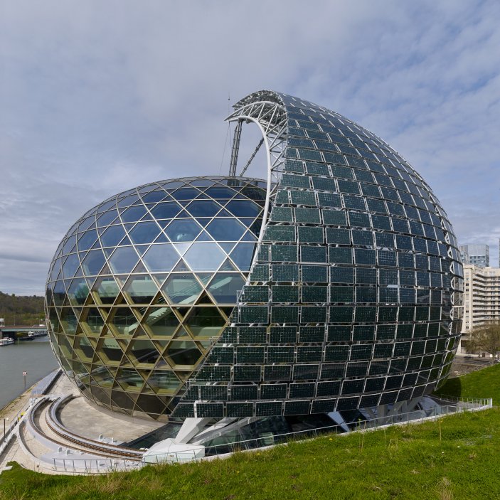 La Seine Musicale, France - Má nejen pozoruhodný kulovitý tvar, ale má i druhou vnější trojúhelníkovou stěnu se solárními panely pohyblivou podle dráhy slunce. Budova je komplexem hudebních sálů a hudební školy.