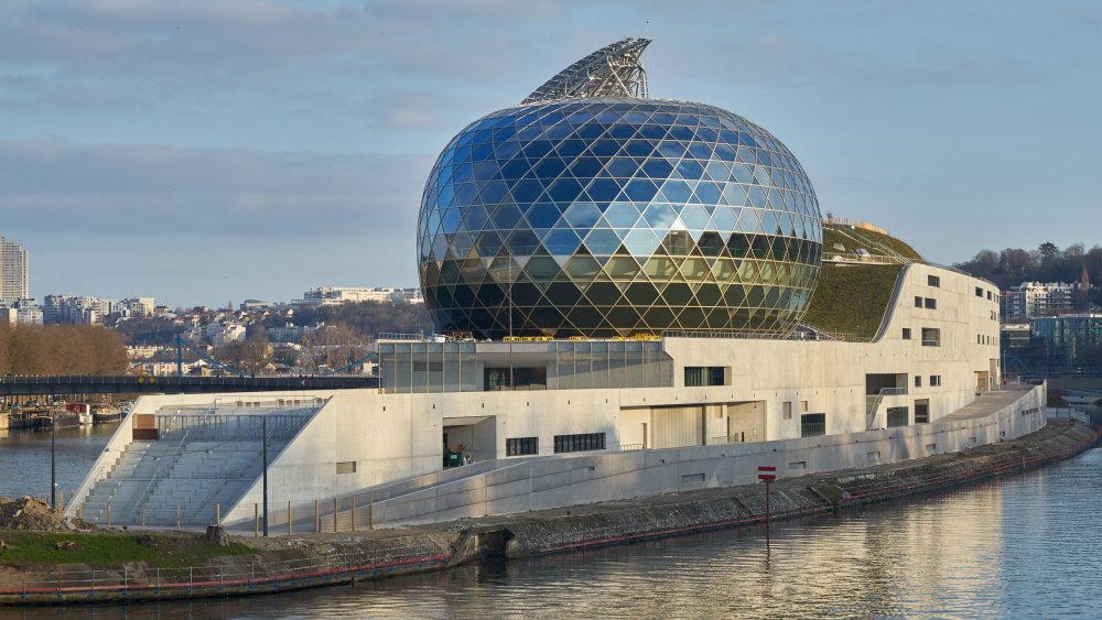 La Seine Musicale, Francie - Muzikálová budova od japonského architekta Shigeru Bana se nachází na ostrově Seguin na západním předměstí Paříže. 