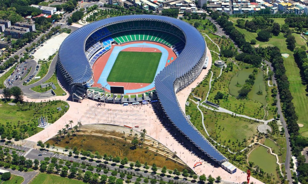 Národní stadion (Kaohsiung National Stadium) – Kaohsiung City,Tchaj-wan, Na Tchaj-wanu byl na solární pohon postaven i národní stadion. Aréna ve tvaru čínského draka pojme na 50 000 diváků. Střecha stadionu je obložena 8 844 solárními panely s celkovou plochou 14 155 metrů čtverečních.