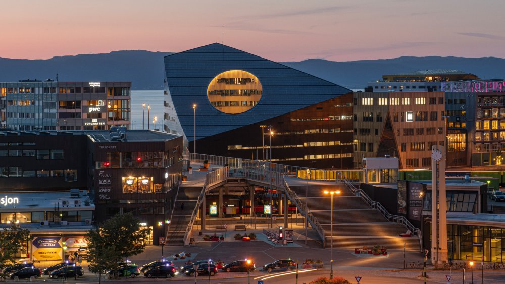 Powerhouse Brattørkaia – Trondheim, Norsko - Panely, které má na své střeše, zabírají plochu o rozloze 3 000 m a zajišťují energii i pro budovy v okolí a městskou dopravu.