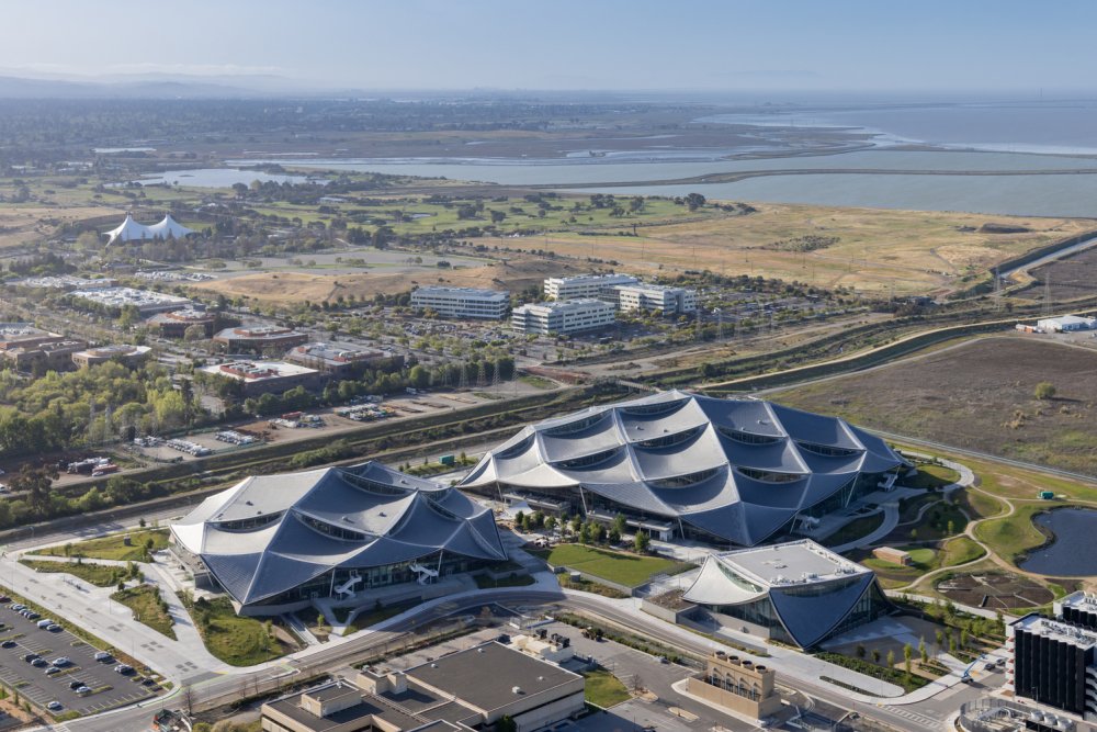 Google’s Bay View Campus - Silicon Valley, California, USA  - Areál, který má sloužit jako pracoviště budoucnosti zaměřené na člověka, které funguje na principech udržitelnosti s maximálním snížením uhlíkové stopy. 