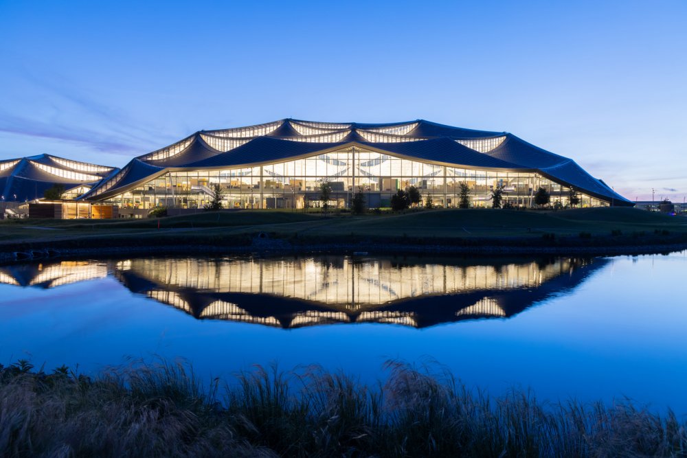 Google’s Bay View Campus - Silicon Valley, California, USA - Kampus, který tvoří tři hlavní budovy, zahrnuje pozemek o rozloze 42 akrů, z toho 17 akrů půdy je unikátních přírodních ploch. Budovy jsou postaveny tak, aby každý prostor měl přístup k přirozenému světlu a výhledům ven do přírody.  