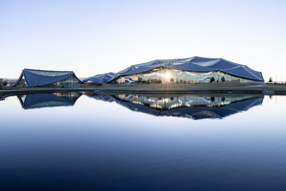 Google’s Bay View Campus - Silicon Valley, California, USA  - Kampus společnosti Google navrhla architektonická studia BIG - Bjarke Ingels Group a Heatherwick Studios ve spolupráci s týmy designérů a inženýrů společnosti Google. 