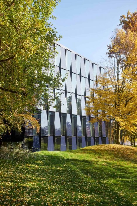 New Blauhaus - Niederrhein University of Applied Sciences – Mönchengladbach, Německo - Nová pětiúhelníková budova moderního centra energetické účinnosti od architektonického studia kadawittfeldarchitektur je situována v kampusu Niederrhein University of Applied Sciences v Mönchengladbach.  